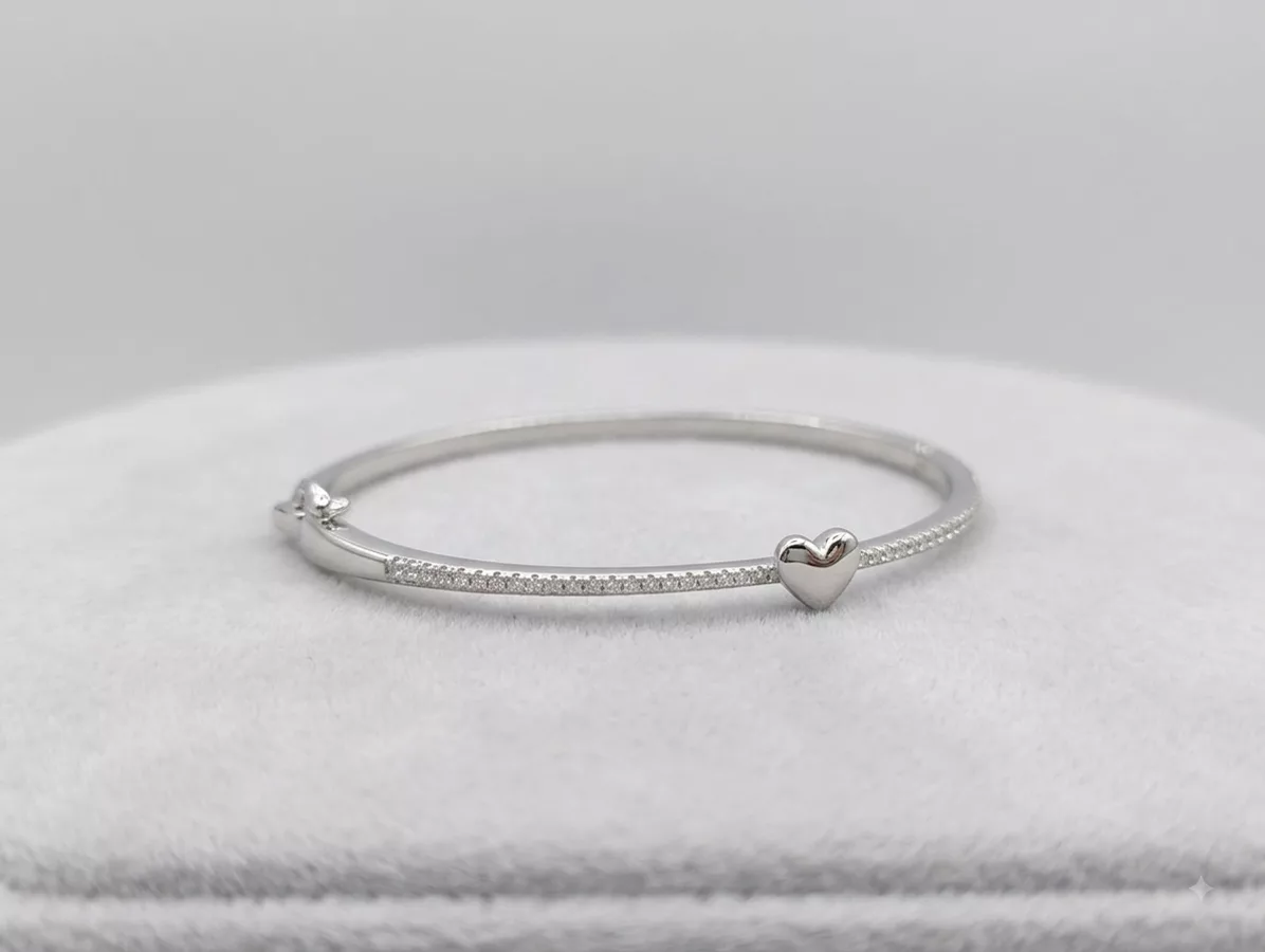 Slim Heart Bangle in silver